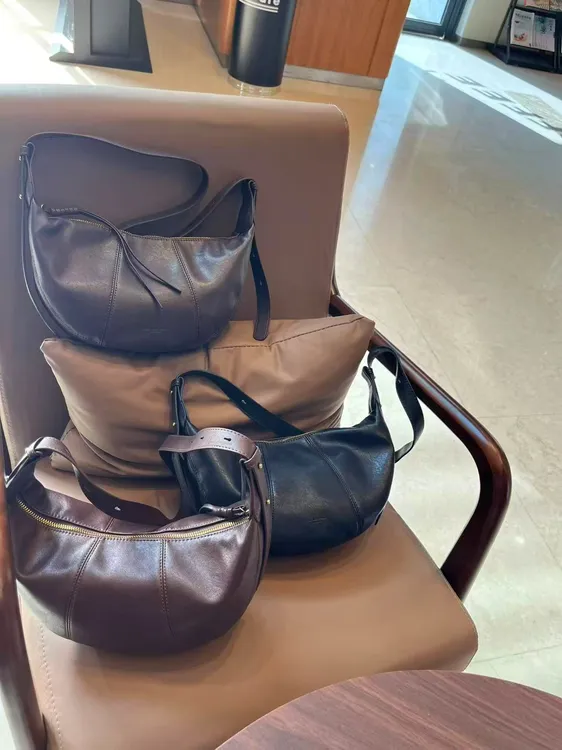 秋冬最新款植鞣牛皮斜跨饺子包休闲搭配风