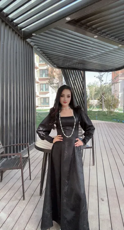 法式气质收腰加长连衣裙《黑色》