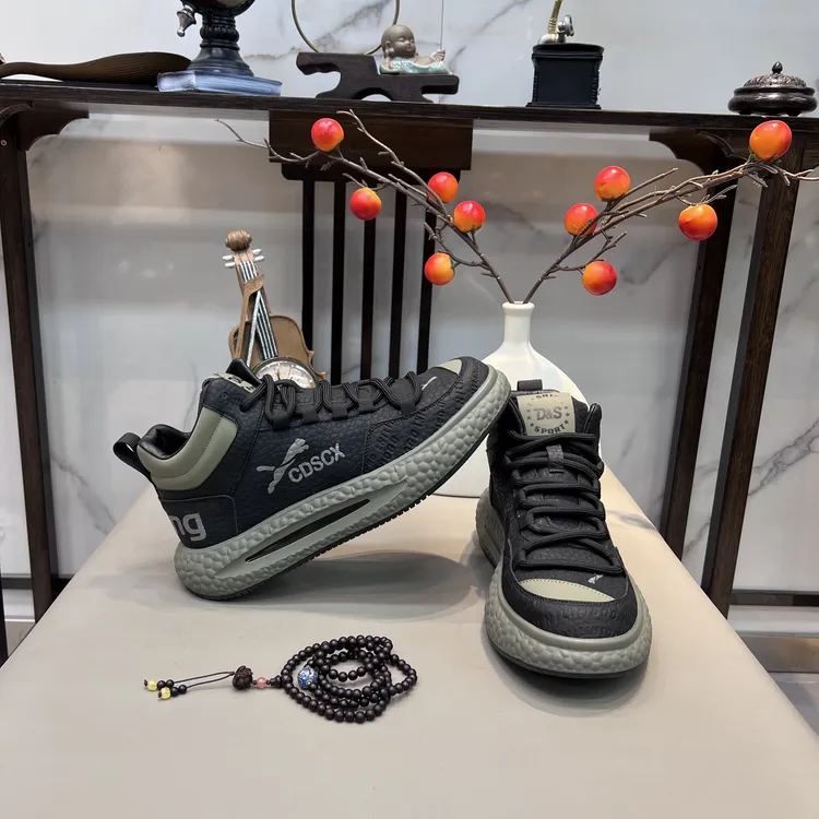 秋冬新款皮面拼接设计中帮软底轻质舒适百搭潮流时尚运动休闲男鞋