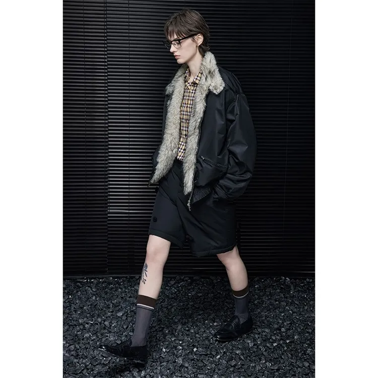 moment黑色加厚皮草外套女2025秋冬新款皮毛一体立领设计感独特