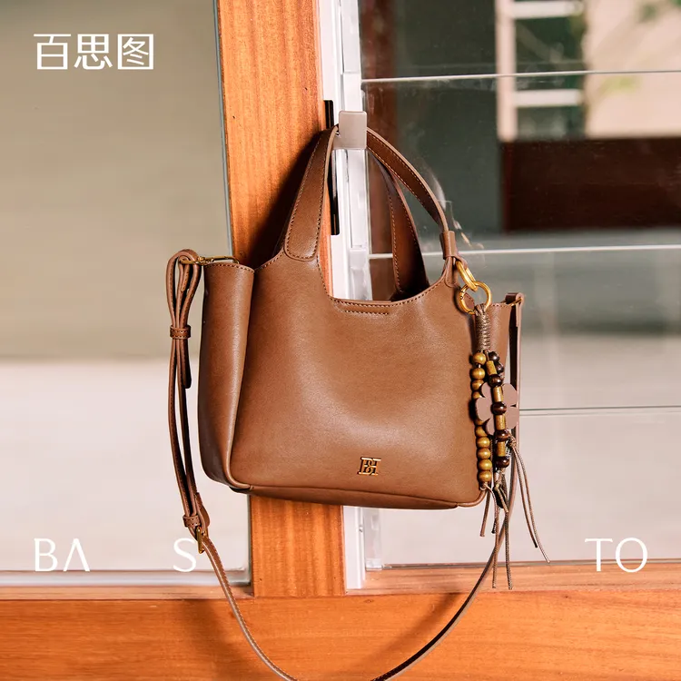 【百思图】包包高级小众轻奢菜篮子手提包冬季流光风斜挎包圣诞礼物