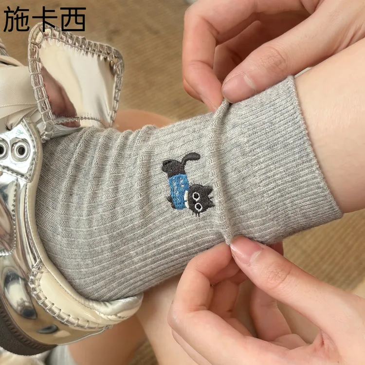 可爱刺绣袜子女款2025秋冬新款纯棉百搭中筒袜纯色卡通小猫长袜