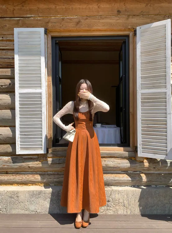 EIA一尧【里斯本旧梦】复古气质摩登掐腰吊带连衣裙仿蛋白皮大摆裙