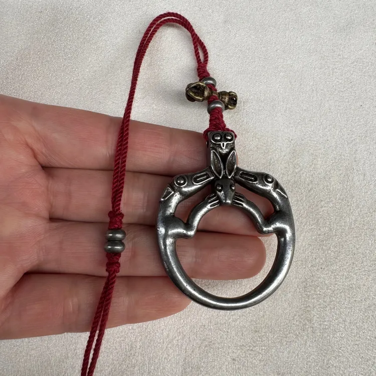 藏传风格实心天铁錾刻鹿头瑞兽法器挂件陨铁兽环吊坠