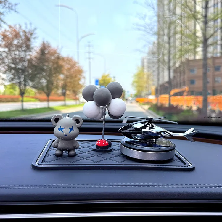 车载暴力熊香薰摆件汽车中控台创意饰品车内太阳能旋转飞机装饰