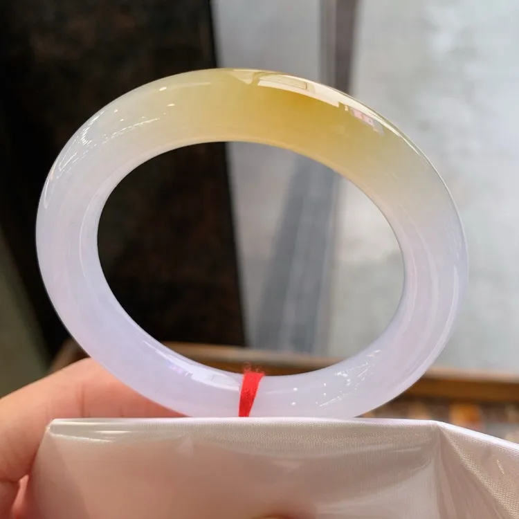 天然翡翠缅A冰种手镯，圈口52-53圆条冰黄翡  尺寸：52.8/10.5/9.8 