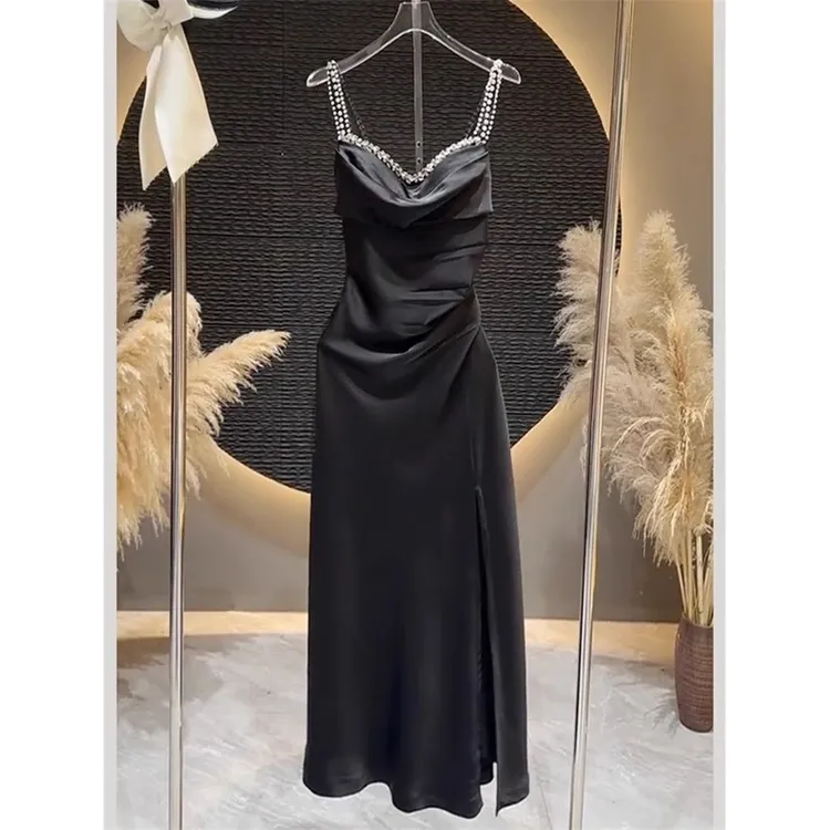 欧货轻奢气质收腰裙子高级感法式绝美巨好看赫本风黑色吊带连衣裙