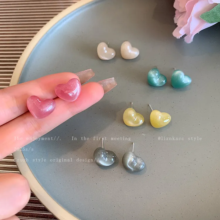 合金耳饰 甜味桃心~多巴胺彩色爱心耳钉女2025新款小众甜美耳环