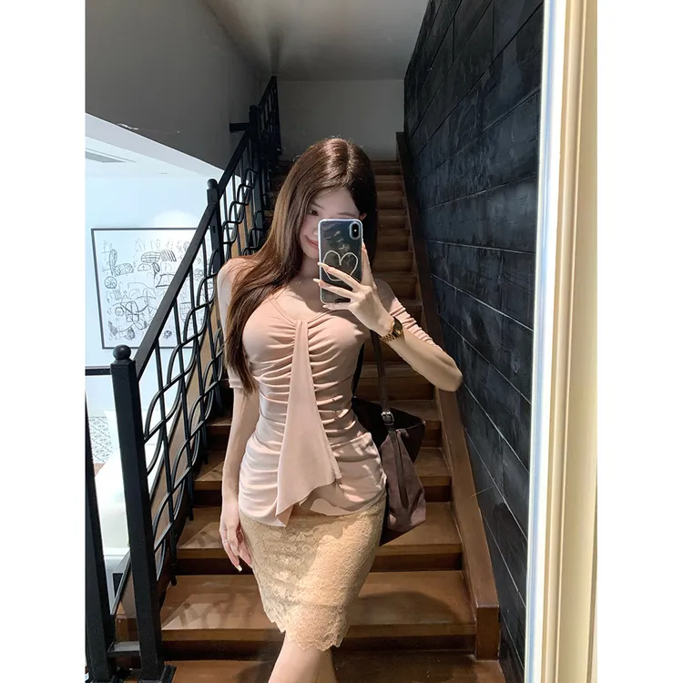 名媛氛围感V领褶皱正肩半袖t恤套装女高腰修身蕾丝包臀短裙两件套
