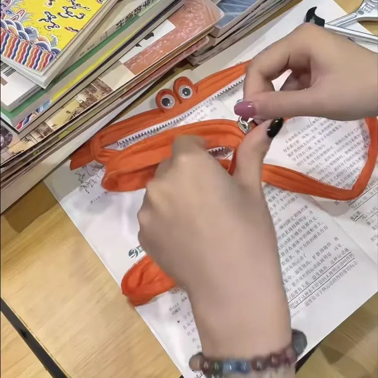 一根拉链变笔袋创意文具礼物可爱怪兽大容量笔袋礼品