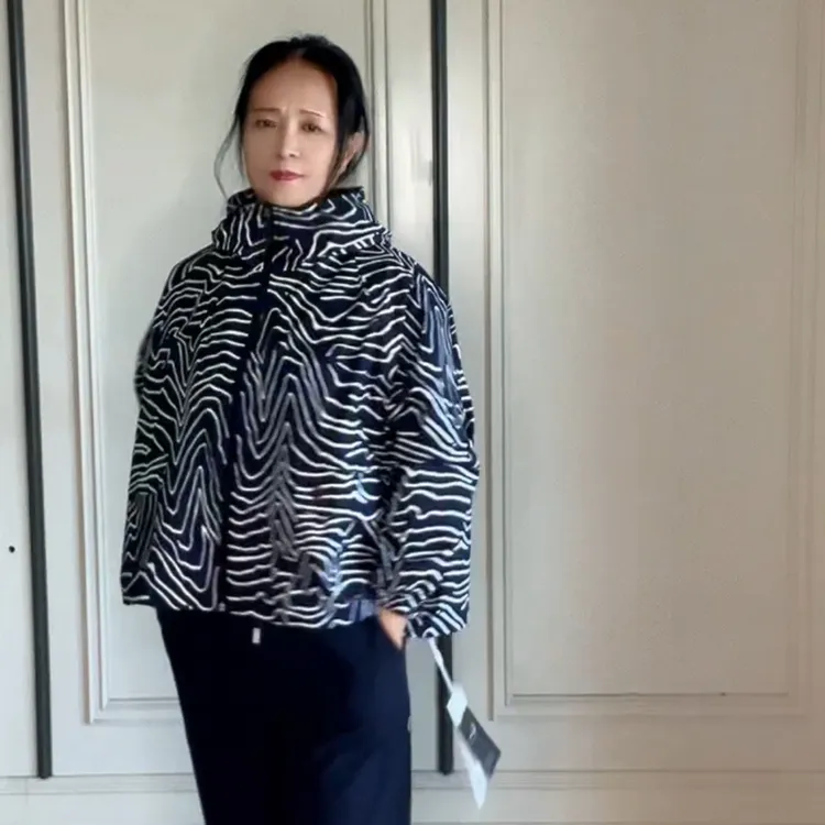 女豹纹外套常规长袖上衣速干厚款短外套直下摆连帽