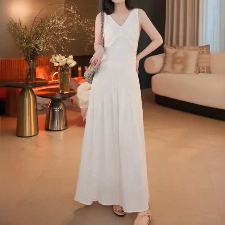 夏日绝美小个子白色背心无袖v领连衣裙子女2025新款今年流行爆款
