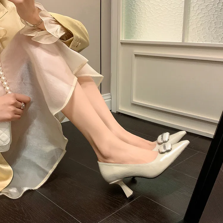 春季法式粗跟尖头时尚高跟气质单鞋以金属扣件装饰穿出美丽曲线