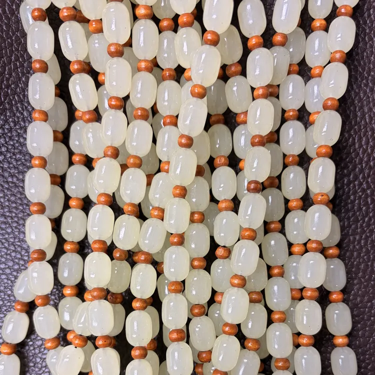 和田黄口珠链多样。   179号