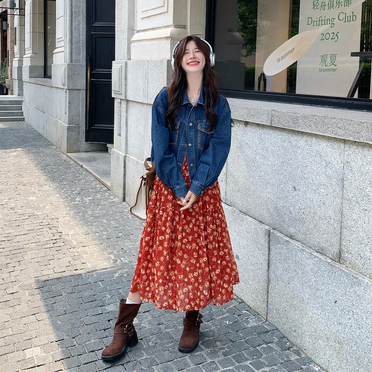 旅游穿搭红色碎花连衣裙套装女款2025秋季新款复古牛仔外套两件套