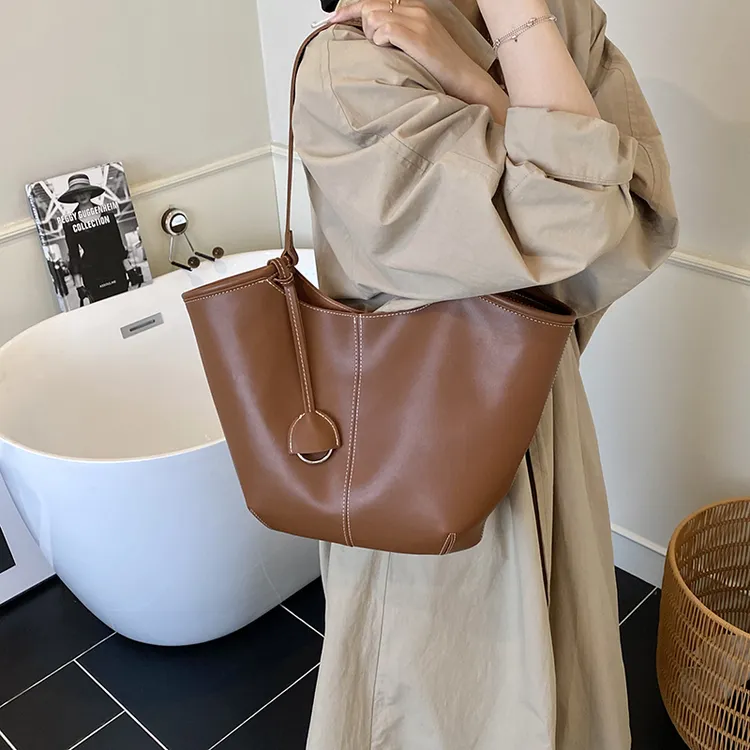 大容量复古腋下大包女2025新款上班日常通勤高级感百搭单肩托特包