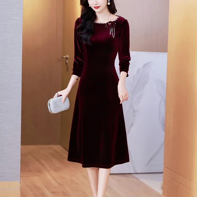 高端轻奢金丝绒连衣裙女2025秋冬新款喜庆妈妈装礼服中长款丝绒裙