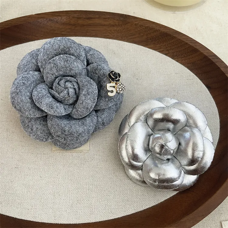 合金布艺胸针 秋冬高级感粗布灰色花呢胸针气质百搭山茶花优雅气