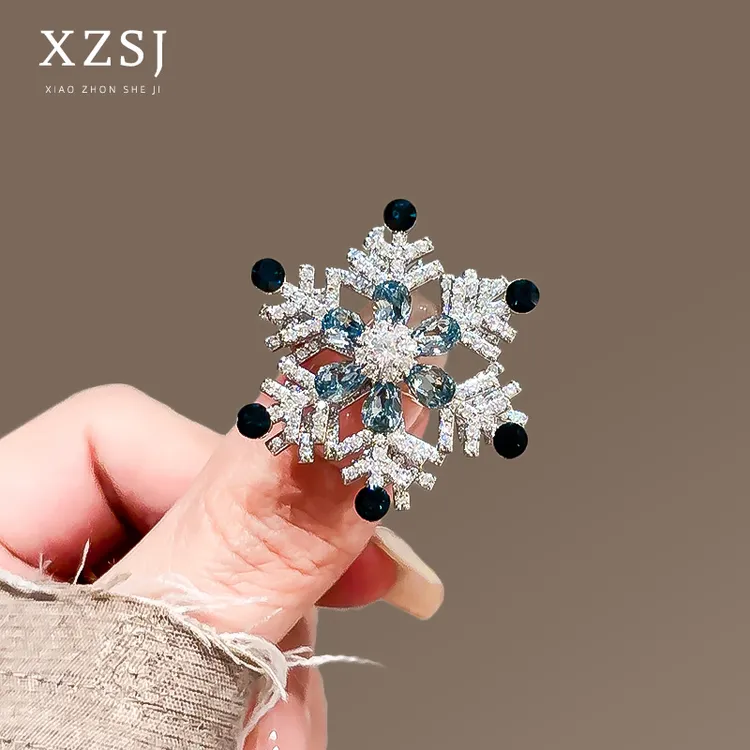 铜锆石胸针 双层旋转雪花水晶胸花高档精致奢华别针新款大衣配饰