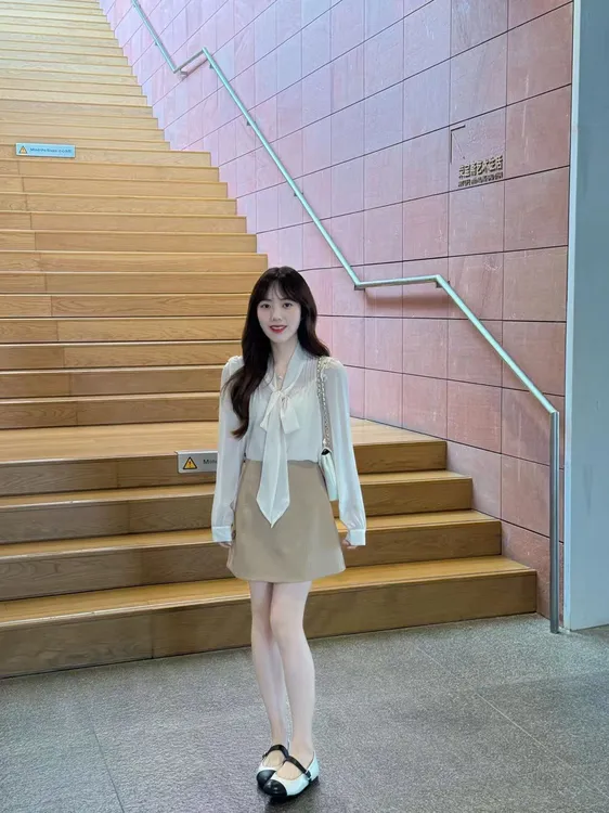 2025早春新款法式气质v领长袖雪纺衬衫女百搭高腰显瘦半裙两件套