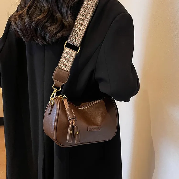 今年流行波士顿2024新款包包单肩斜挎包女百搭小包爆款枕头包背包