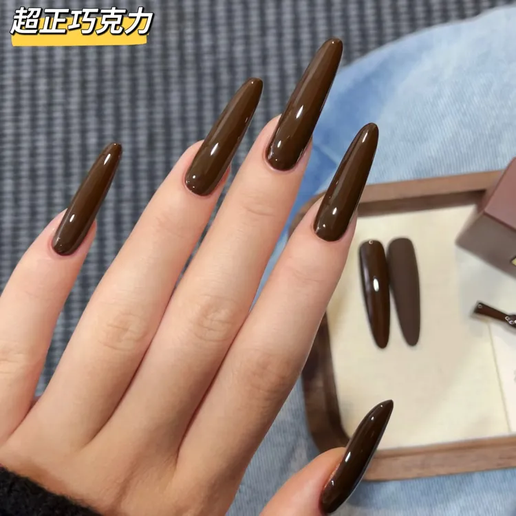 超正巧克力色秋冬显白美甲深棕色甲油胶