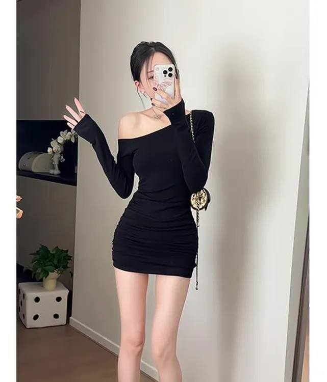 辣妹一字领斜肩长袖褶皱收腰连衣裙秋装黑色显瘦打底包臀裙短裙