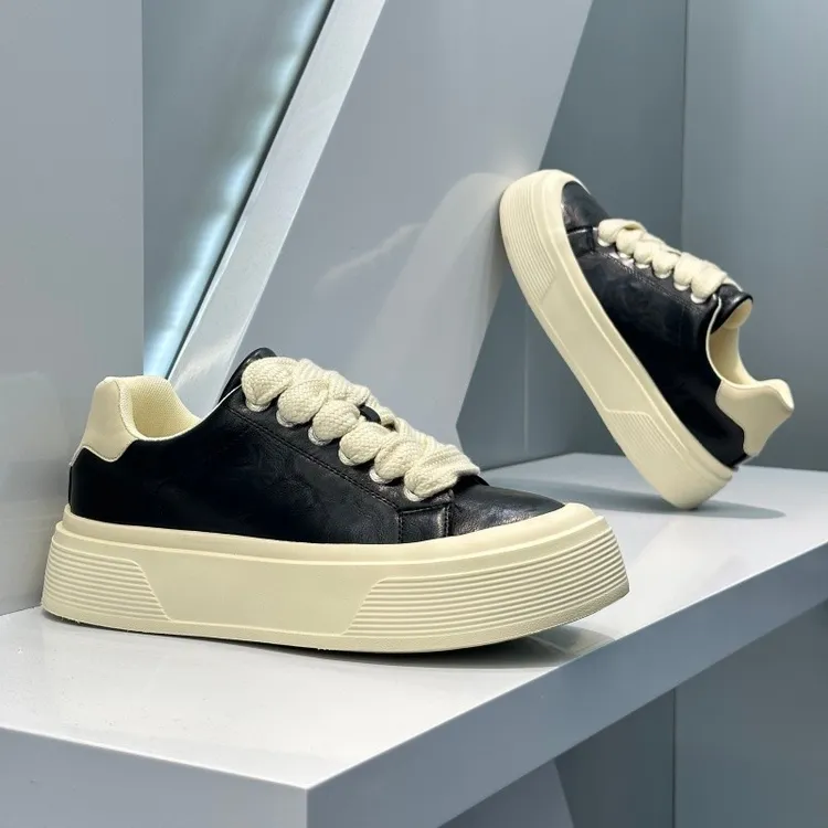 男鞋秋季2025新款休闲鞋子潮鞋百搭跑步运动纯色轻便男士增高板鞋