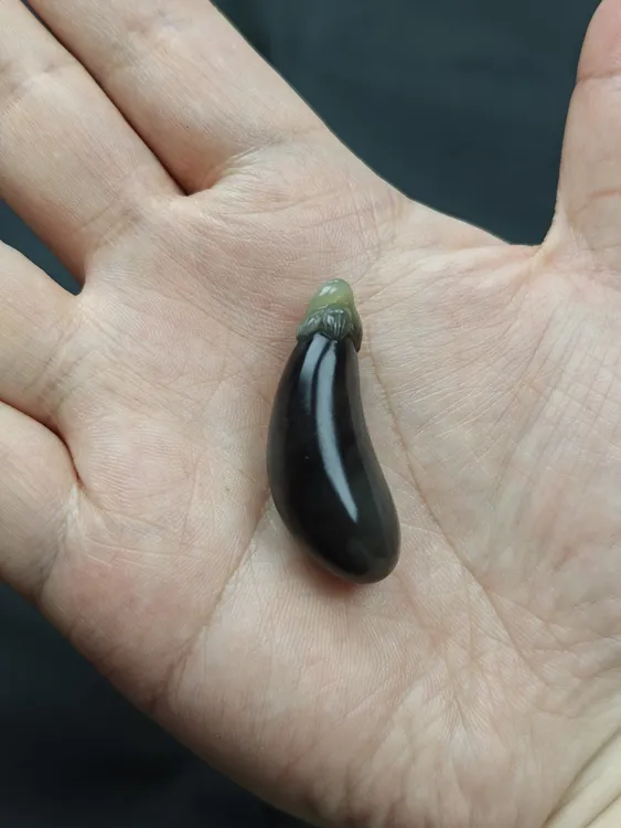 天然和田玉茄子 烟紫带翠色【有茄（钱）人】俏色巧雕 配绳