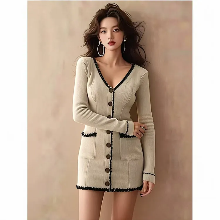 纯欲花边V领长袖小香风连衣裙2025冬季千金感气质名媛包臀短裙子