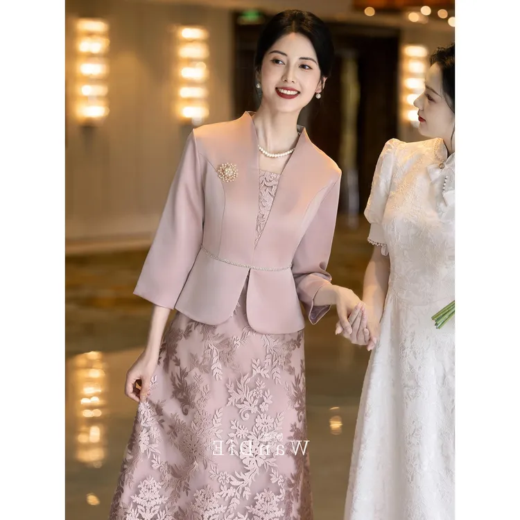 粉色妈妈婚宴礼服高端轻奢平时可穿年轻喜婆婆蕾丝旗袍连衣裙修身