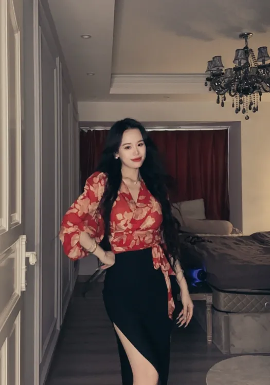 妍妍家黑色百搭褶皱修身半身裙