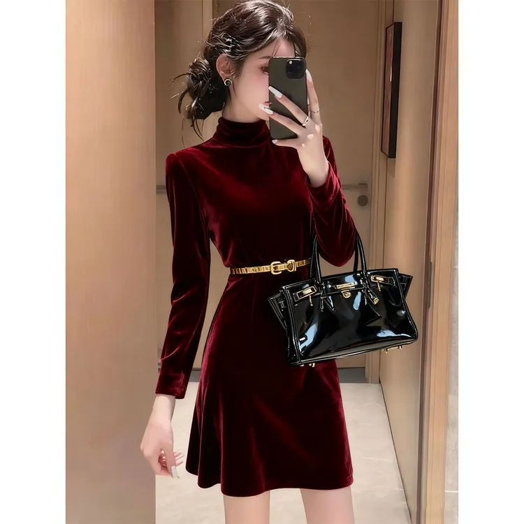 秋冬新款赫本风高级感酒红色丝绒连衣裙收腰显瘦新款潮牌女装气质