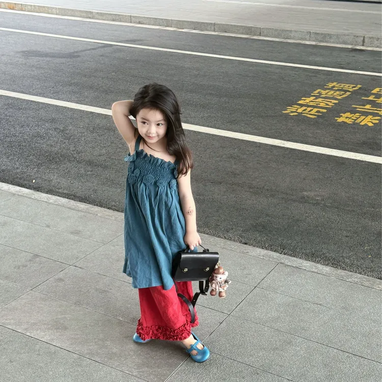 小思家女童2025夏季气质韩版别致立体花朵吊带裙红色花边裤套装