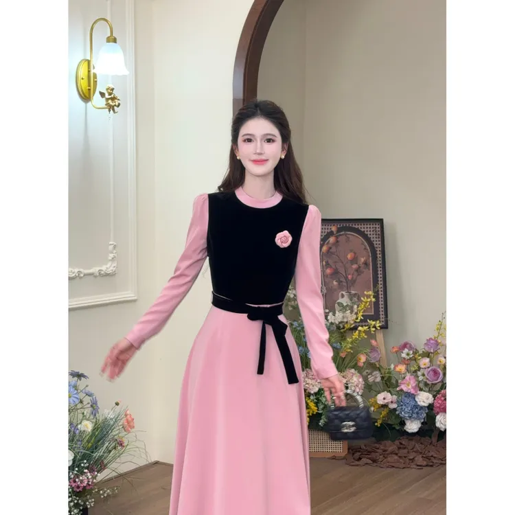 LiLi李李家【粉墨登场】法式高级感撞色粉拼黑A字连衣裙XMZH9867