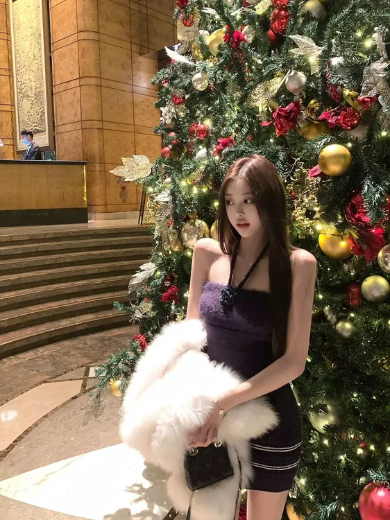 韩系性感辣妹风露肩挂脖连衣裙女秋冬新款独特别致修身显瘦包臀裙