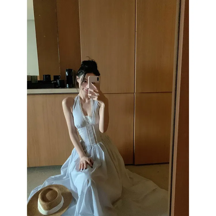 温柔风蕾丝花边V领挂脖连衣裙女夏季度假收腰蓝色条纹A字长裙子