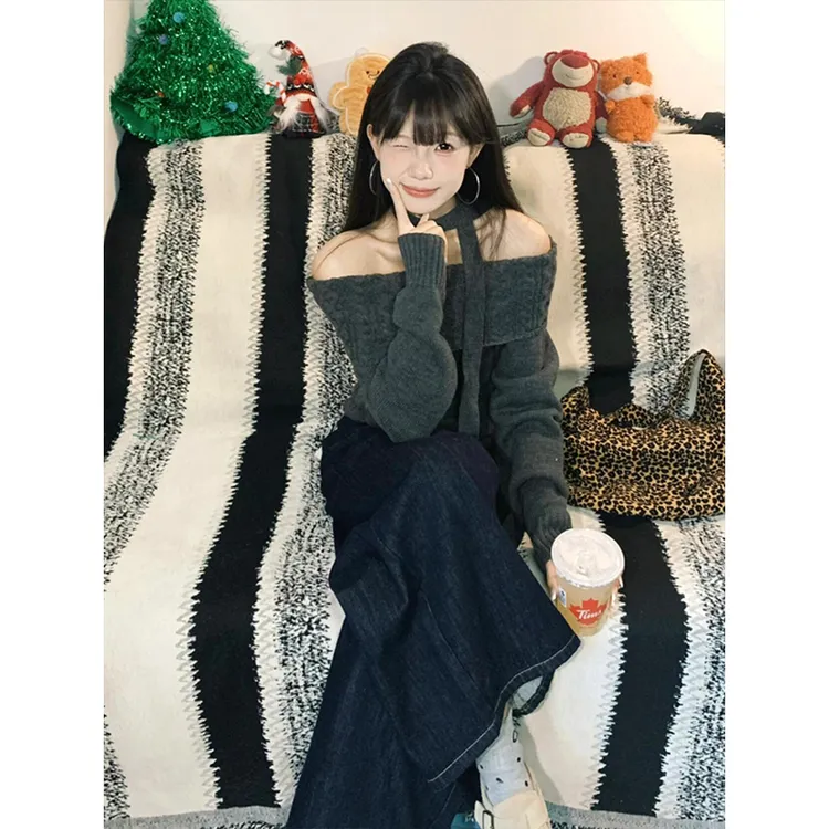 灰色高级感一字肩露肩针织毛衣女搭配宽松显瘦深蓝色牛仔裤两件套