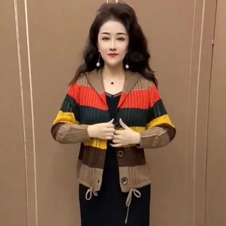 高档妈妈装连帽针织镂空外套春秋款时尚减龄显瘦彩虹条纹开衫毛衣