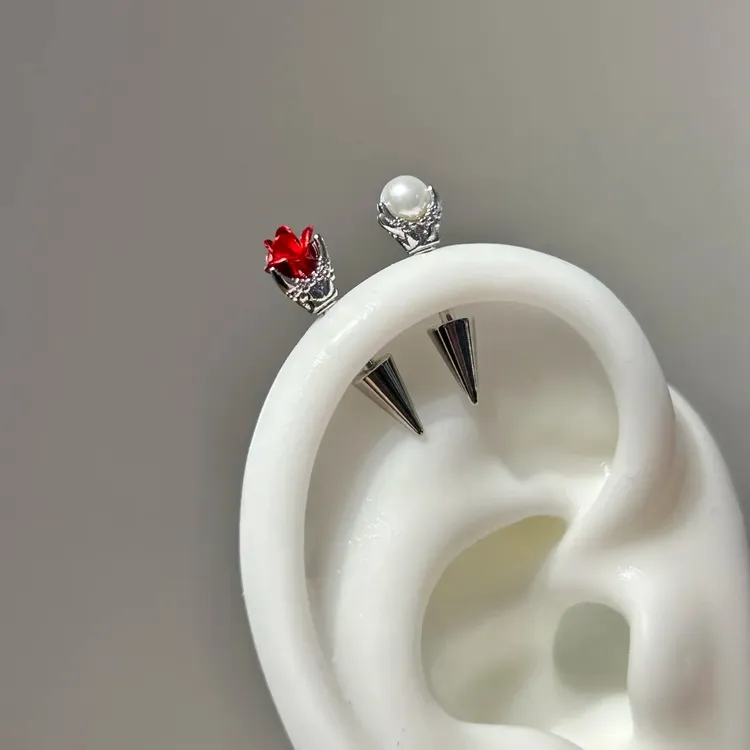 精致与浪漫~玫瑰与珍珠钛钢耳钉女2025新款爆款小众设计感耳骨钉