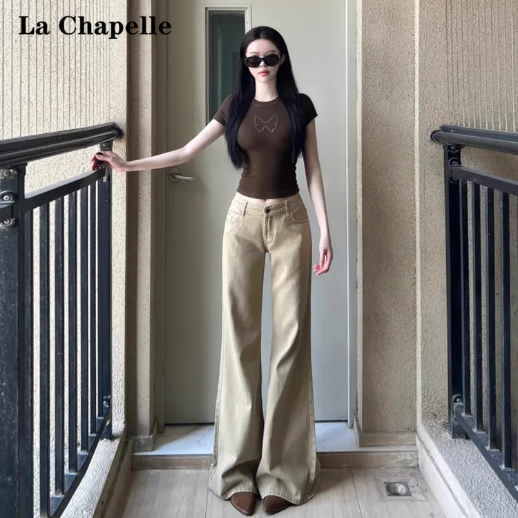 拉夏贝尔卡其色微喇牛仔裤女2025早秋复古低腰窄版显瘦喇叭长裤