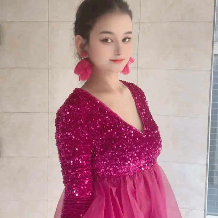 玫红色 亮片薄纱拼接礼服裙 上半身和长袖铺满亮片下半身是玫红色