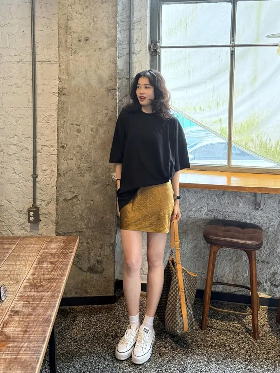 夏季新款洋气衣服女宽松显瘦黑色半袖上衣高级感独特气质短裙套装