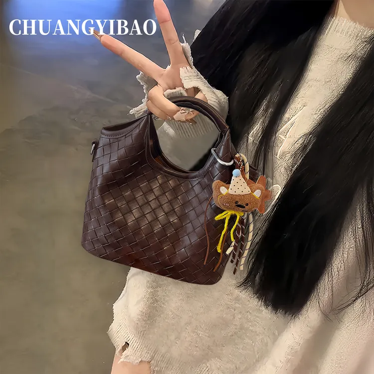 轻奢手提菜篮子水桶包包女2025新款秋冬小众高级感通勤编织斜挎包