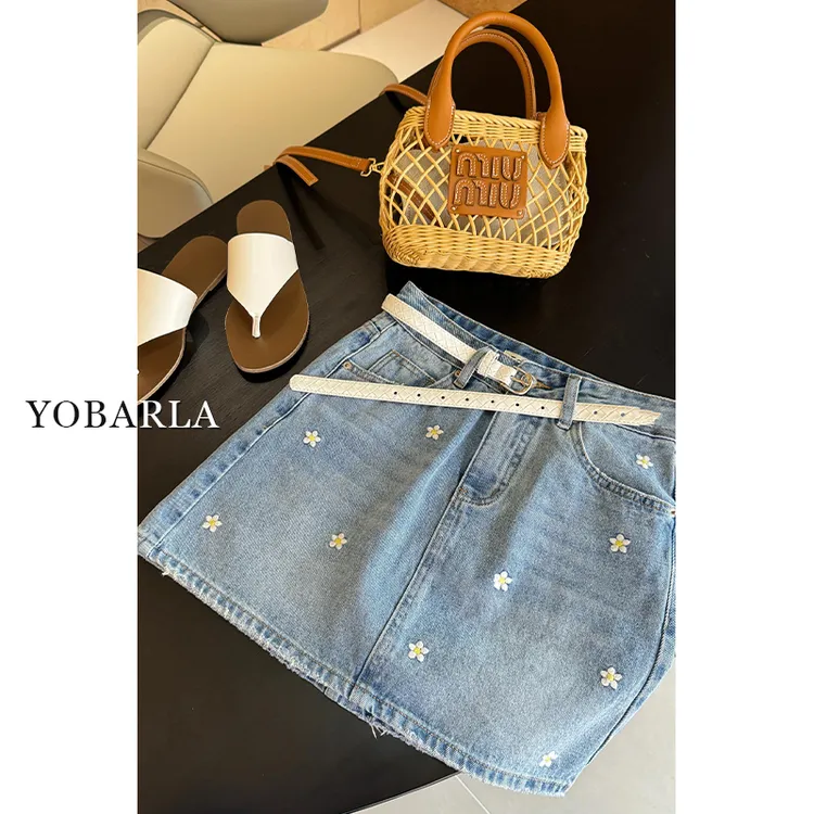 蓝色碎花刺绣牛仔短裙女秋冬新款大码修身显瘦梨形身材a字半身裙