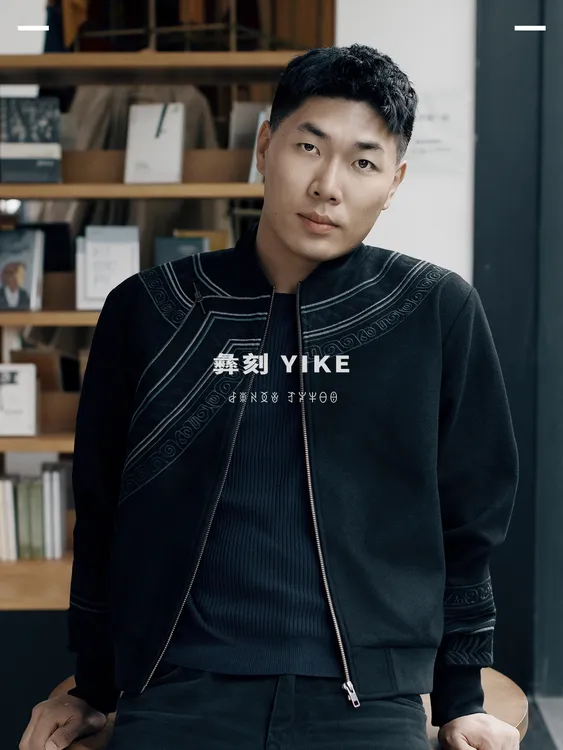 彝刻 YK20・暗纹金属拉链工装风夹克