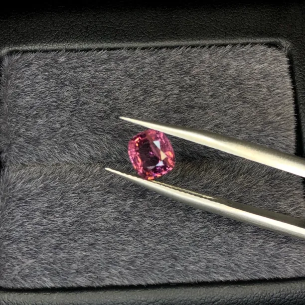 缅甸抹谷尖晶石 粉蓝色 火彩好 1.12克拉