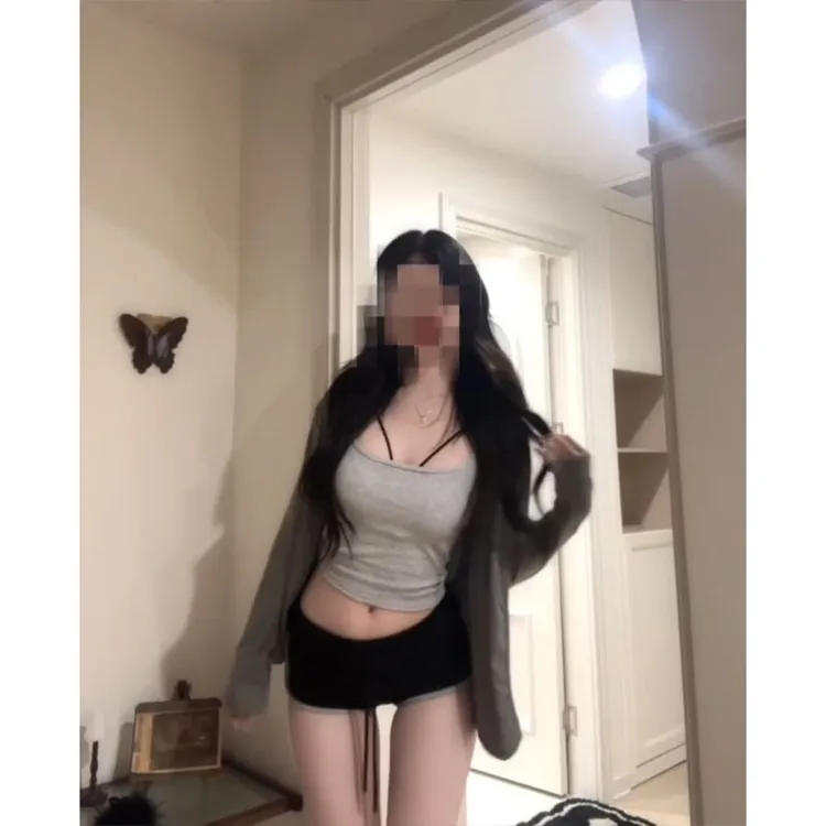 韩系时尚穿搭慵懒风深灰薄防晒开衫灰色显瘦吊带女配高腰短裤套装