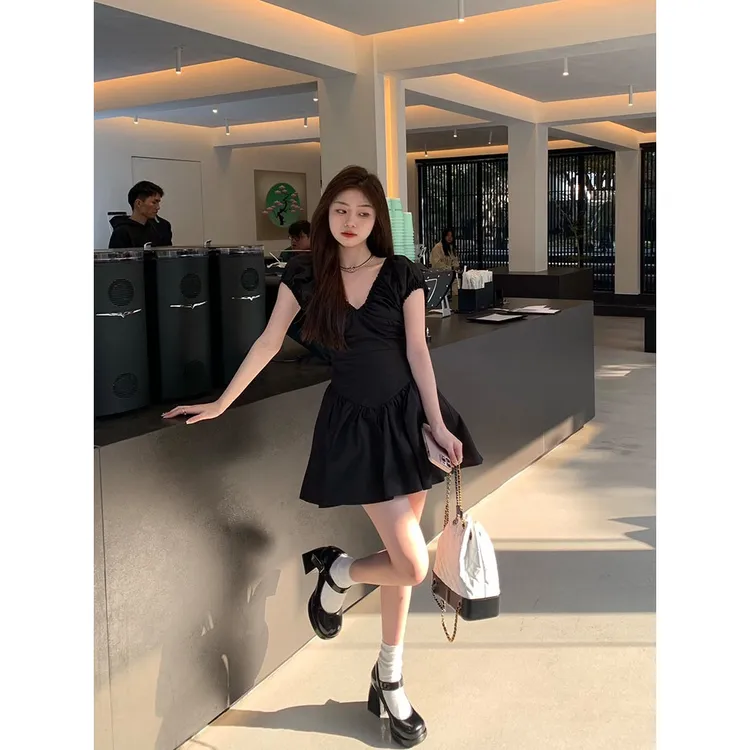 新款木耳边减龄显瘦泡泡袖连衣裙夏季气质设计感透气型短裙小黑裙