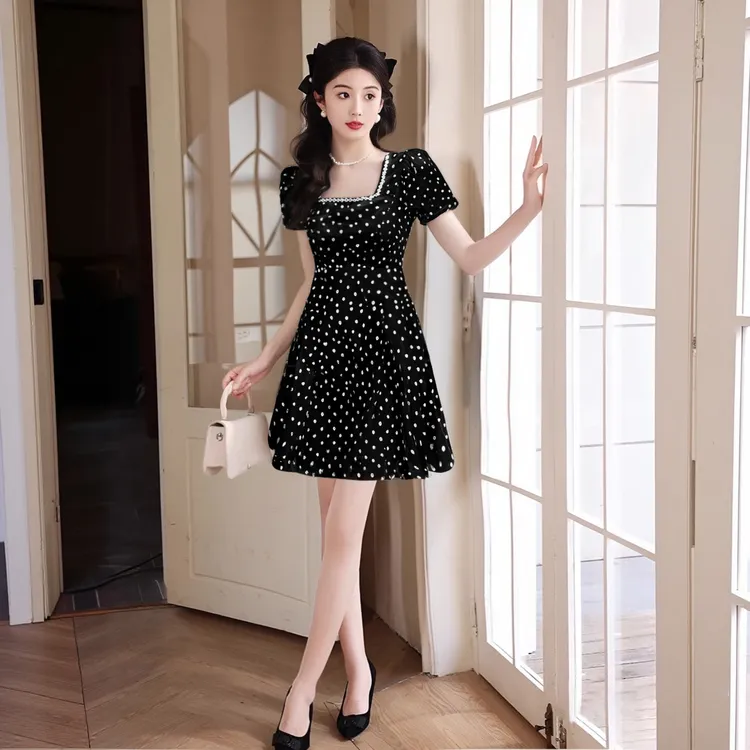 A独特漂亮连衣裙女2025新款夏季高级感波点方领掐腰小礼服D2655